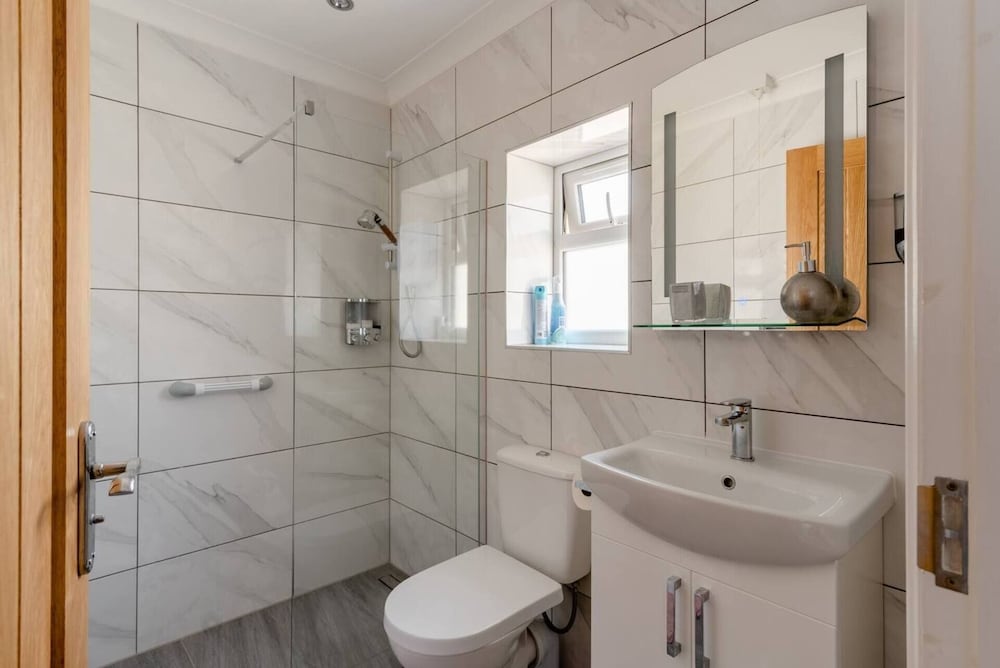 Фото Private Self-contained Annex With Wifi & Parking