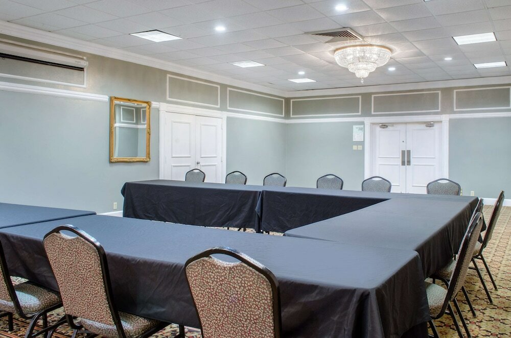 Фото Ramada by Wyndham Shreveport Airport