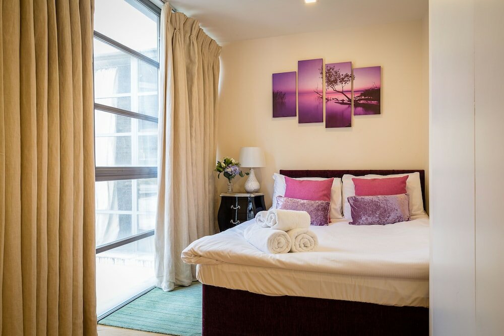 Фото Spacious 2-bedroom Apartment in Mayfair