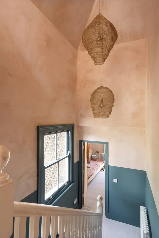 Фото Rustic & Spacious 2bd Flat Near White City