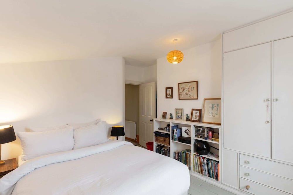 Фото Lovely 4 Bedroom House near Portobello