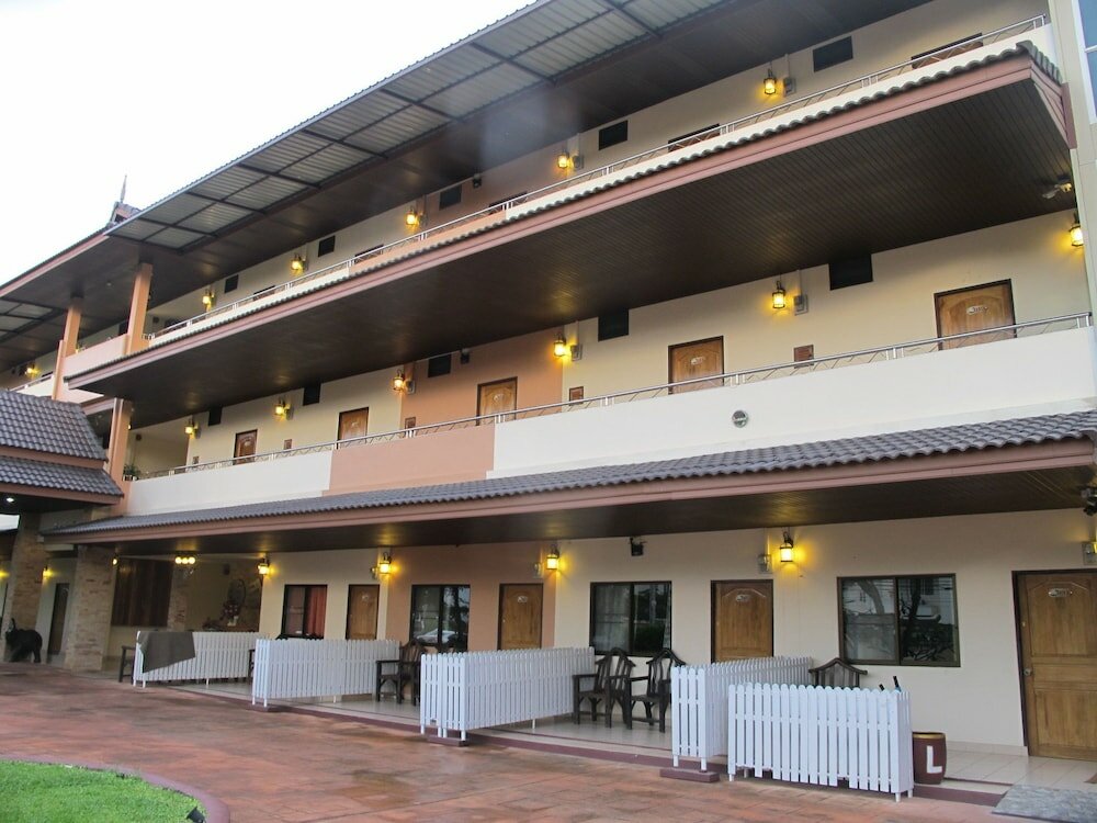 Фото Oyo Baan Tong Tong Pattaya Resort