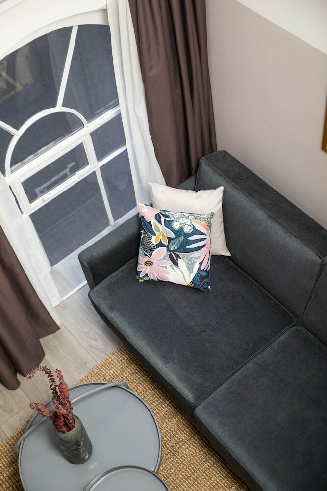 Фото Bob W Commercial House