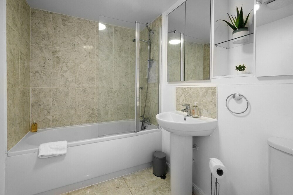 Фото Ferndale Serviced 4 Bedroom 2 Bath House