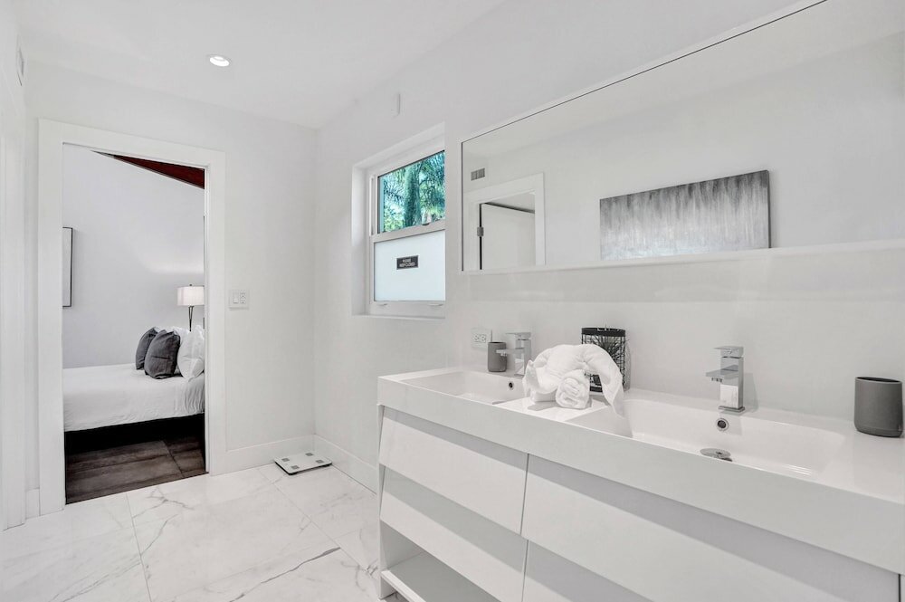 Фото Gorgeous 5br Home with Heated Pool