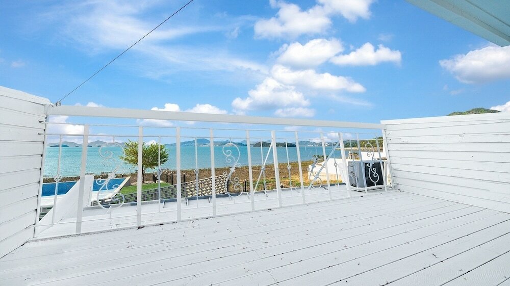 Фото Yeosu Riaeddo Poolvilla Pension