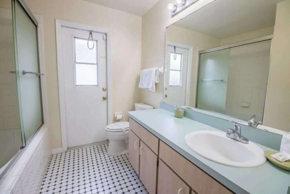 Фото Peter's Creekside Vacation Home