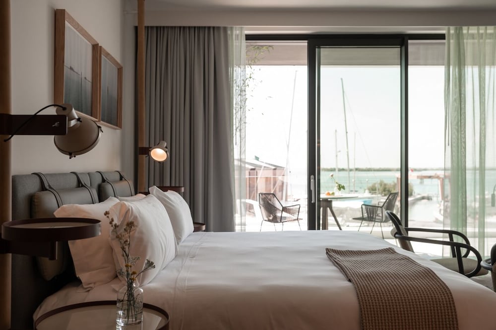 Фото Laguna Faro Suites - Adults Only & Free Beach