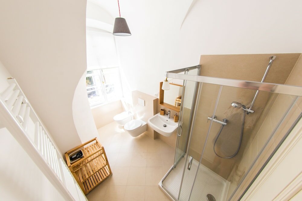 Фото Three Golden Crowns Apartments