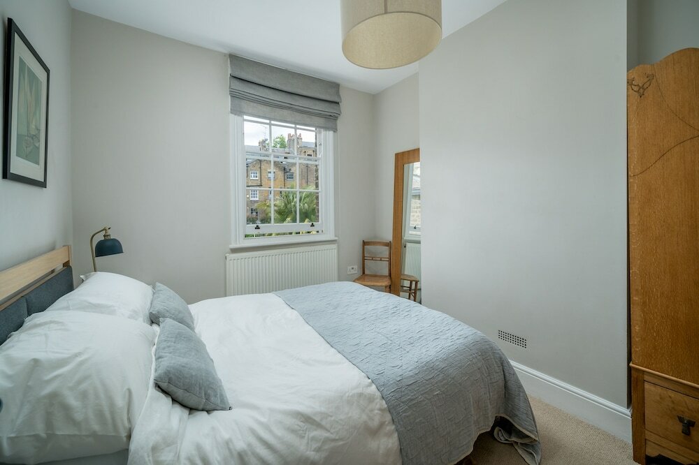 Фото Altido Contemporary 2-Bed House W Private Garden