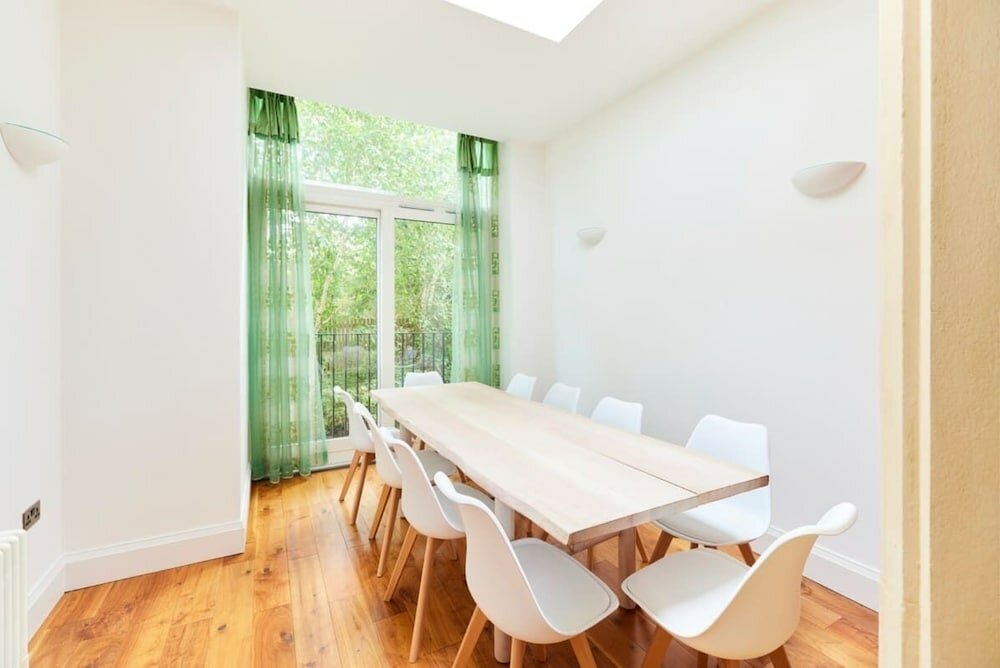 Фото The Woolwich Retreat - Enticing 5bdr House With Parking