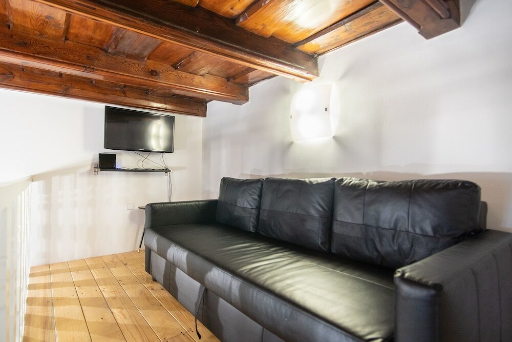 Фото Lovely Apartment on Mala Strana just 10 mins walk to scenic places