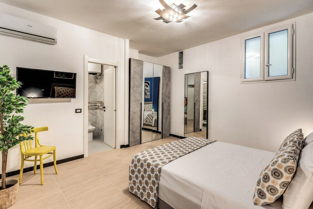 Фото The Quarters Naples Apartment