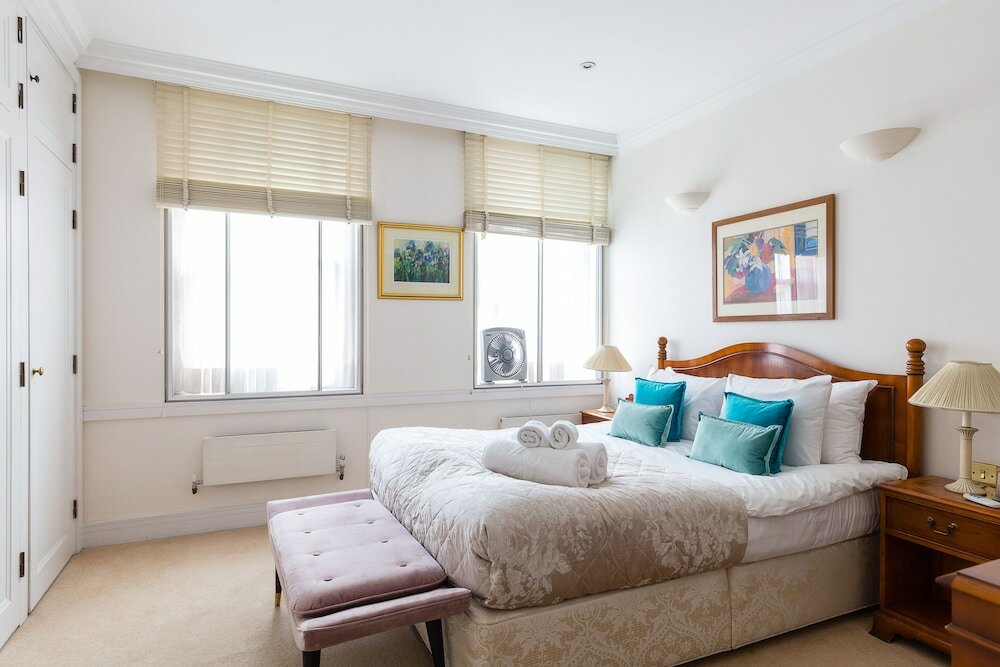 Фото 2-bed 2-bath Next to Park Lane