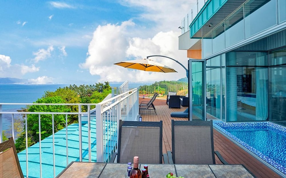 Фото Yeosu Marine Terrace Poolvilla