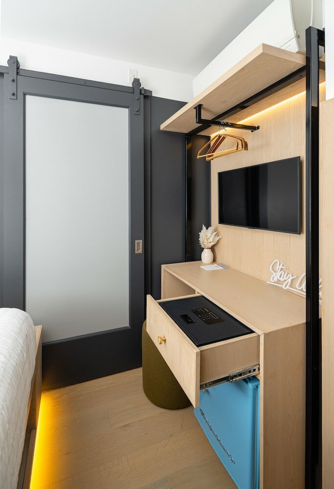 Фото Little Charlie Hotel