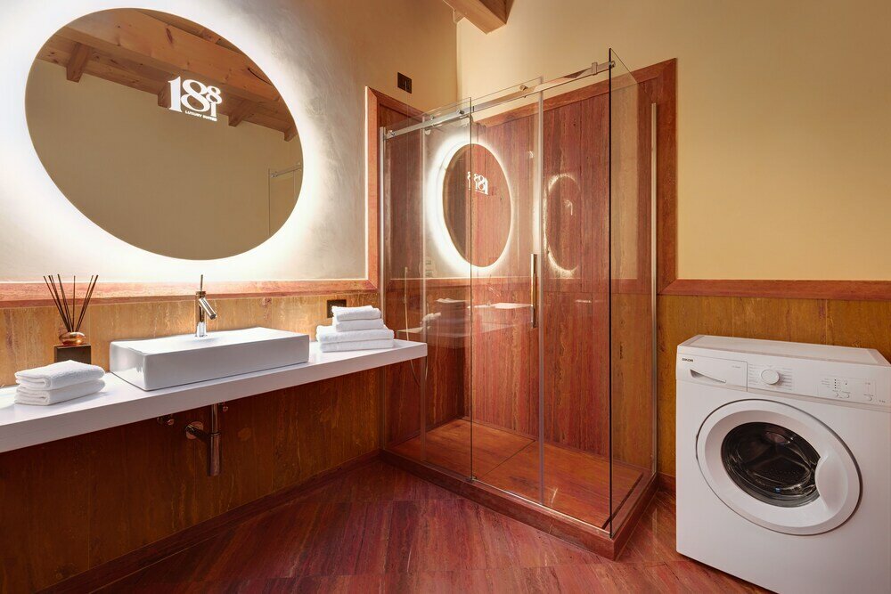 Фото 1881 Luxury Suites