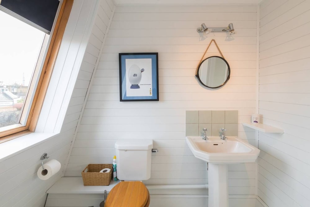 Фото Fulham 4-bed House & Garden Near Tube