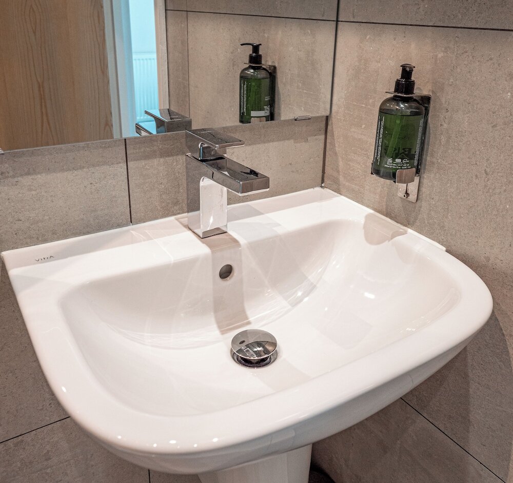 Фото Maiden Oval Hotel