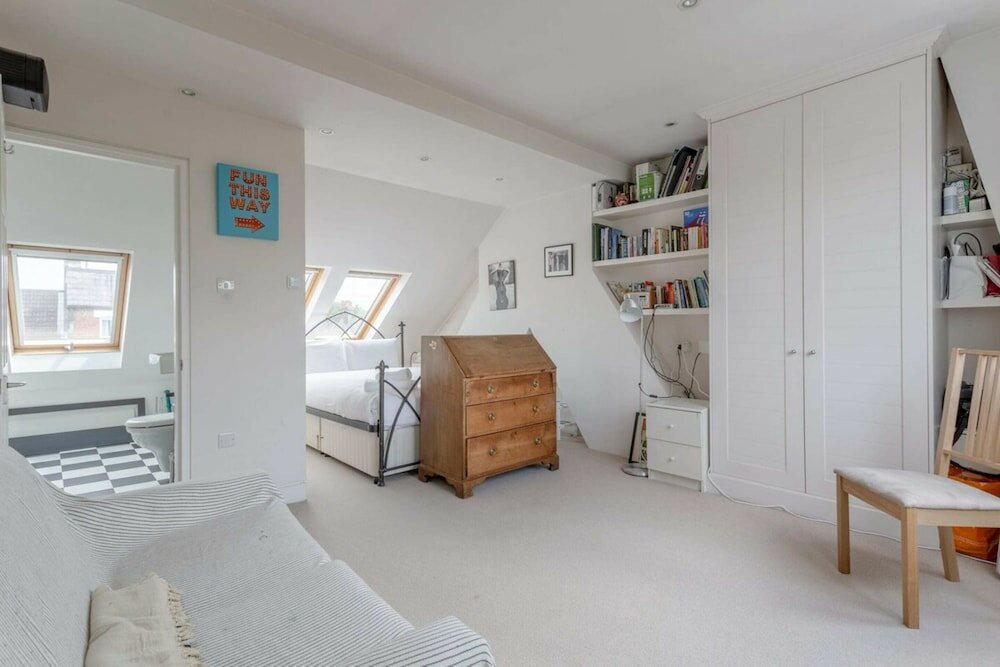 Фото Large Modern Maisonette in Southfields