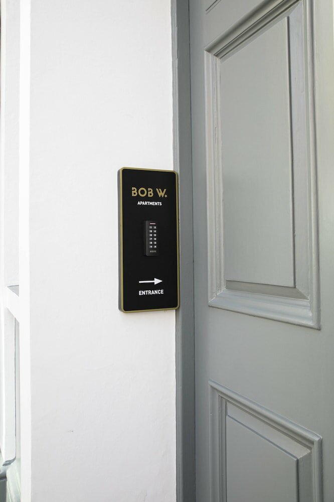 Фото Bob W Commercial House