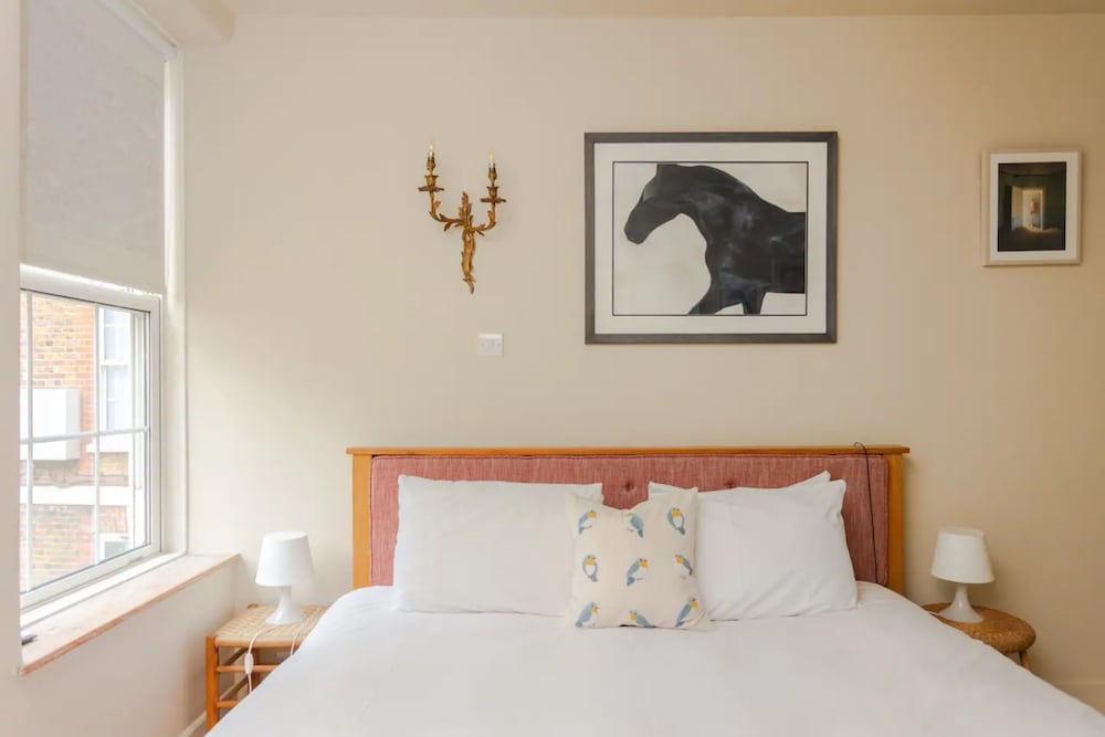 Фото Chic 1 Bedroom Apartment in Zone 1 With Views Gherkin