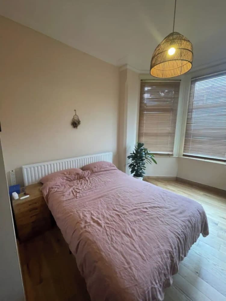 Фото Modern Farmhouse-style 1bd Flat - Wood Green!