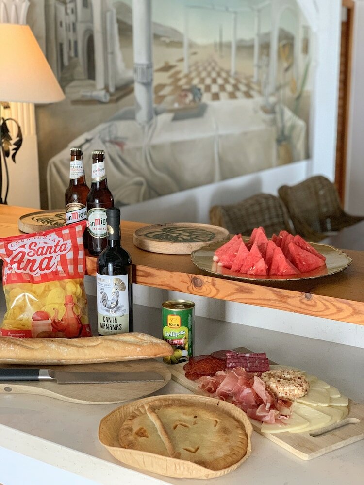 Фото Private, Bright, Spacious House with Pool & Hot Tub