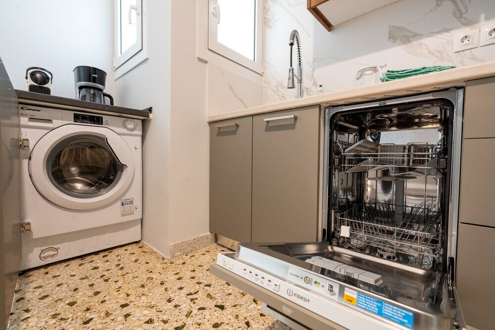 Фото Deluxe 4 Bedrooms Apartment in Athens Center