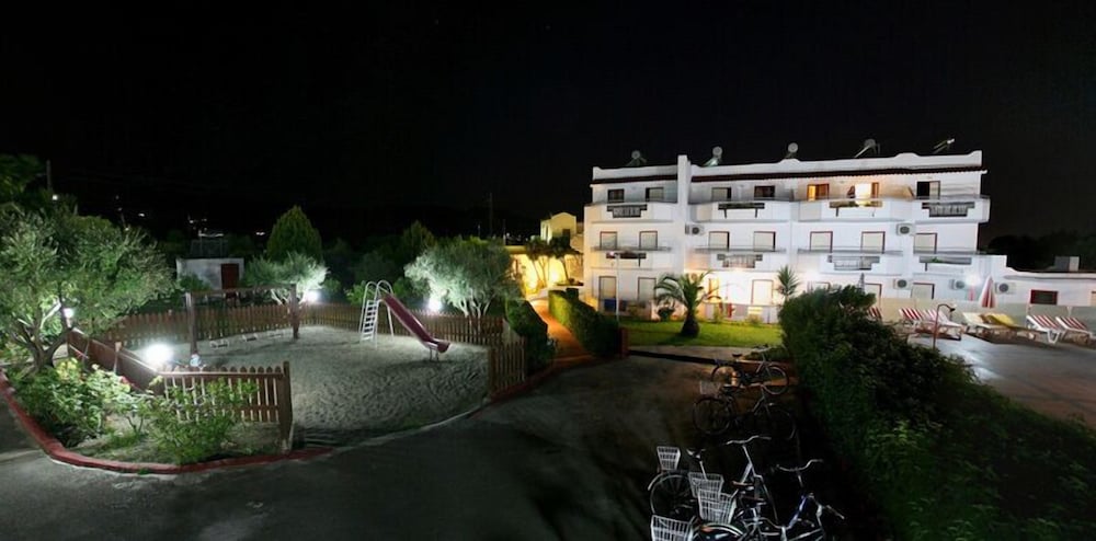 Фото Sandy's Studios Apartments & Log Villas