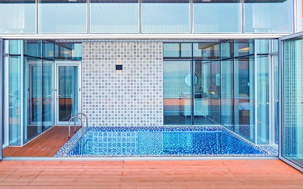 Фото Yeosu Marine Terrace Poolvilla