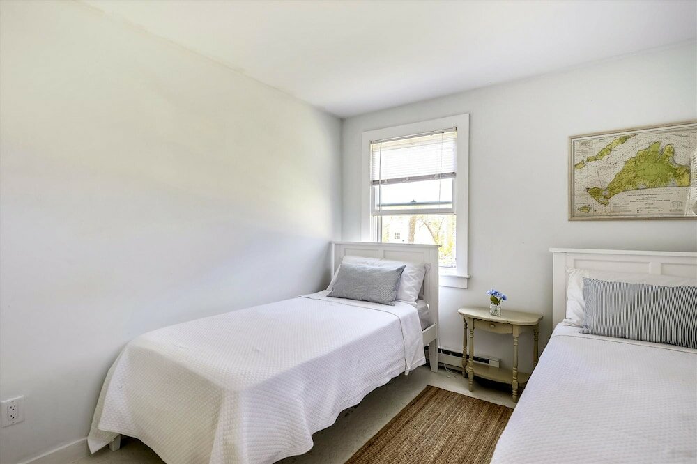 Фото Oak Bluffs 3-Bed Cottage, Walk to Town