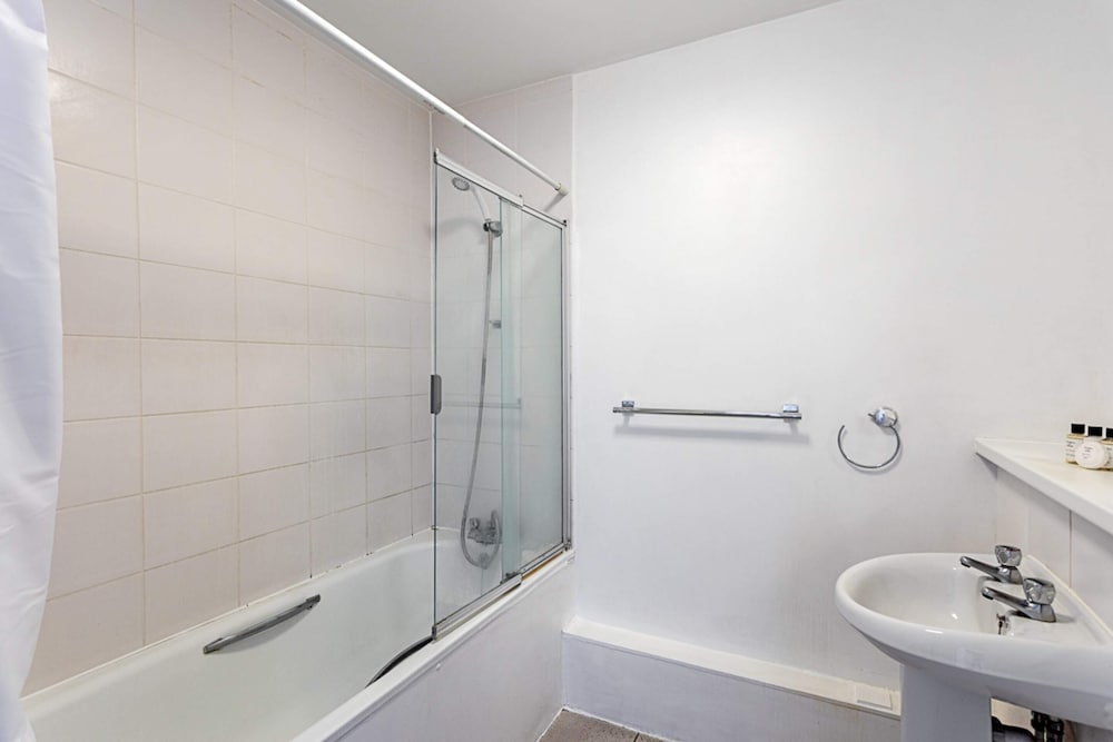 Фото Modern 1 Bedroom Apartment in West London