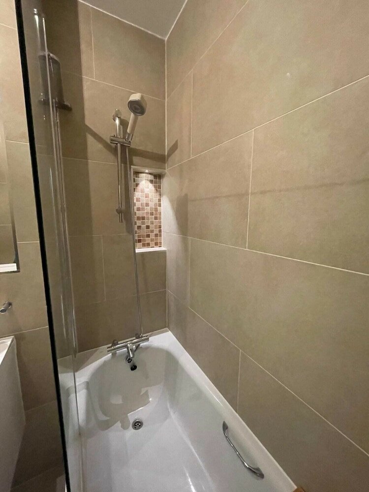 Фото Chic Victorian Flat in Private Estate - Mile End!