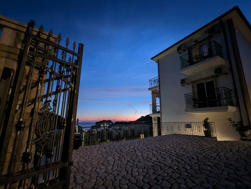 Фото Natura Luxury Suites Parga