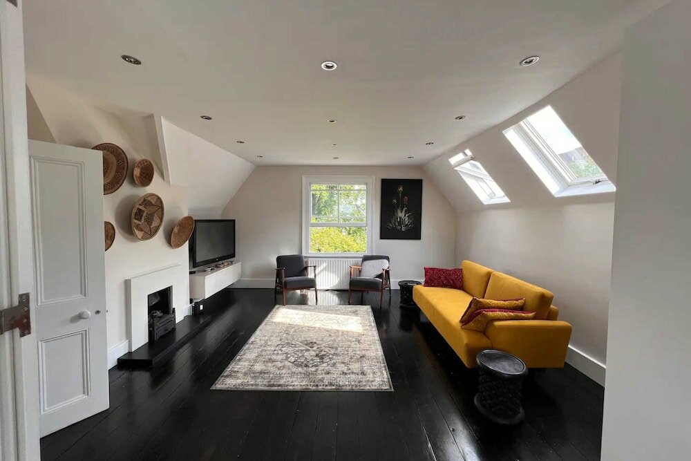 Фото Stylish 1 Bedroom Top Floor Apartment in Highgate