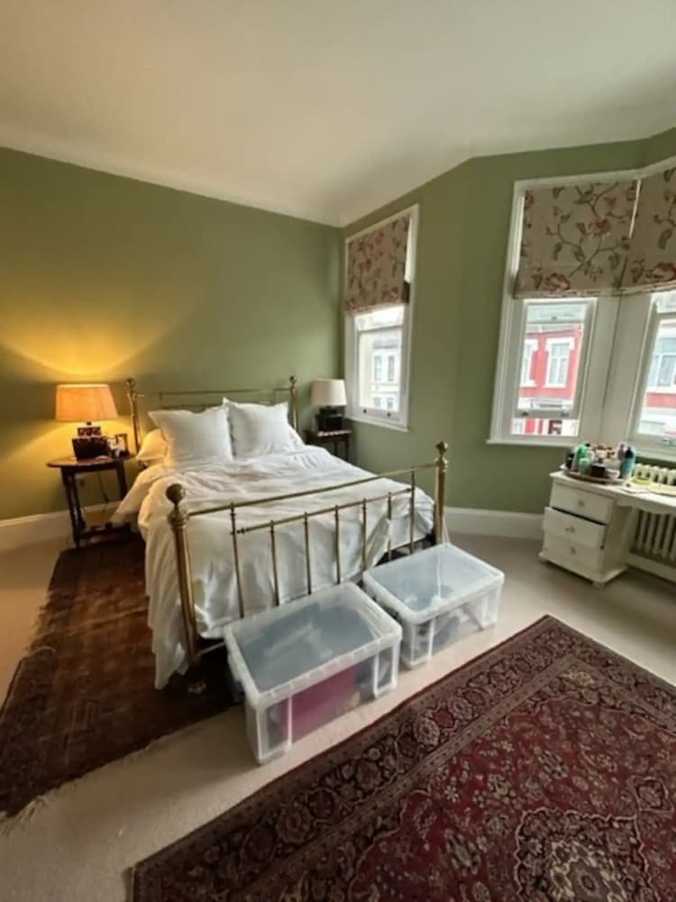 Фото Tranquil & Family-friendly 3bd Home, Clapham!