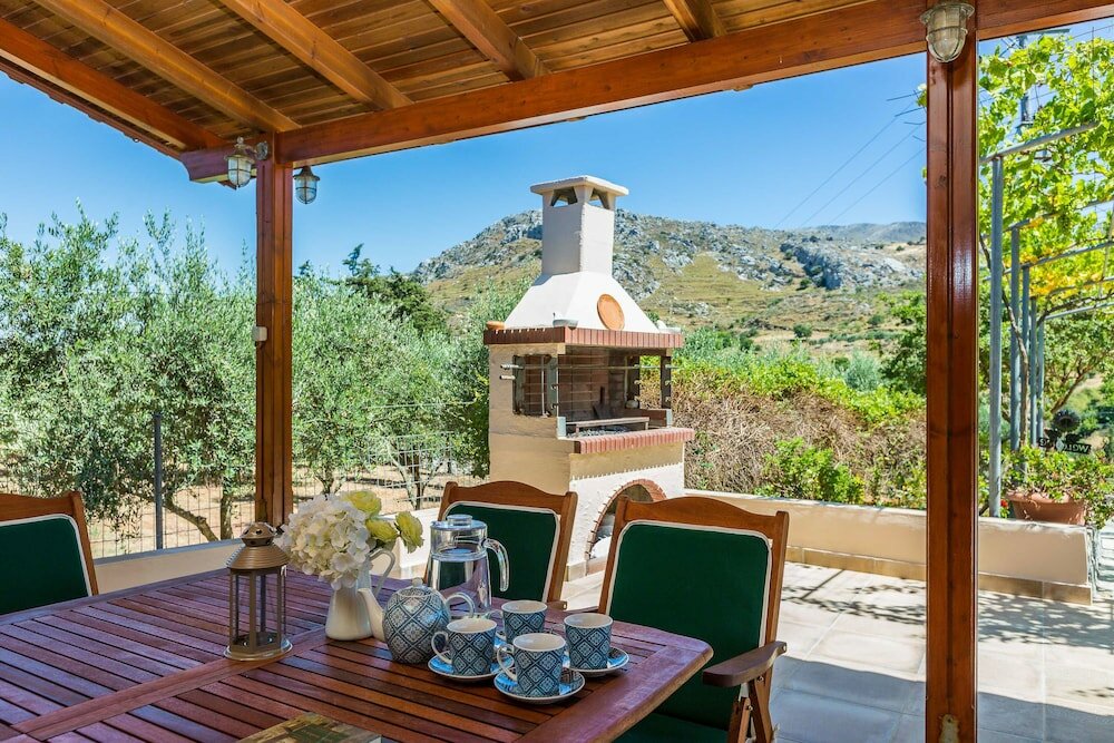 Фото Gorgeous Villa With Pool & Gardens