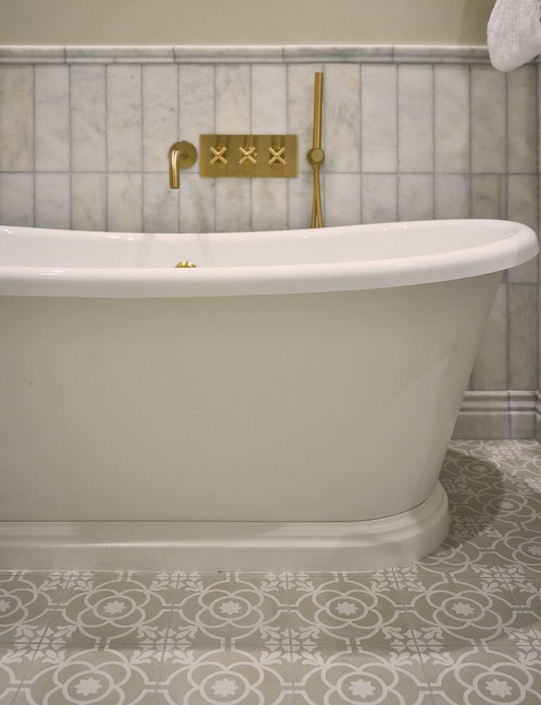 Фото Tophams Hotel