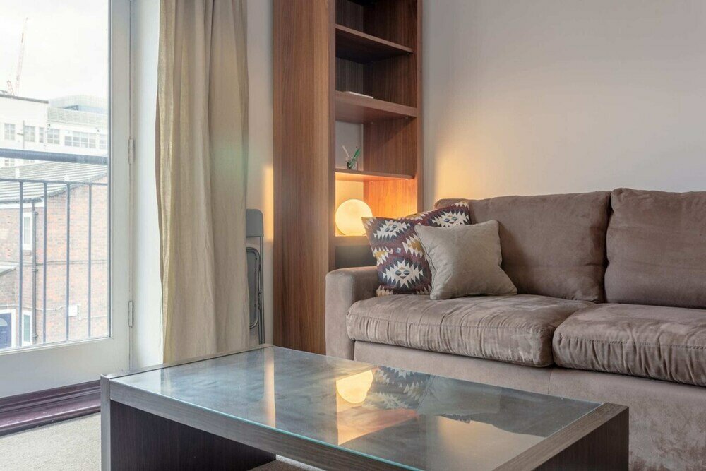 Фото A Spacious 2 Bedroom Apartment In Aldgate East