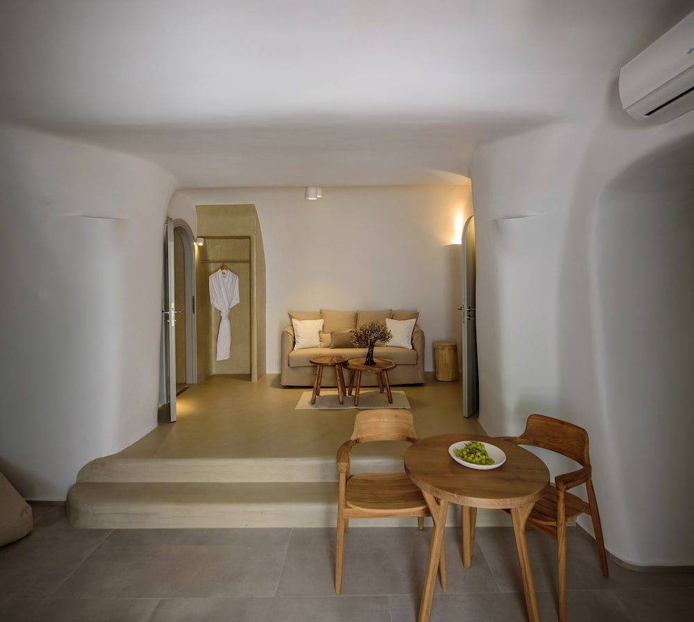 Фото Oia Treasures Art Suites