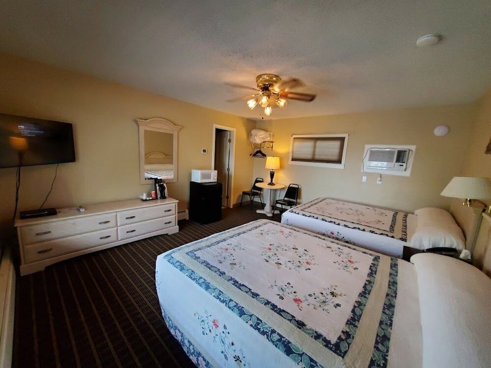 Фото Three Forks Lewis & Clark Motel