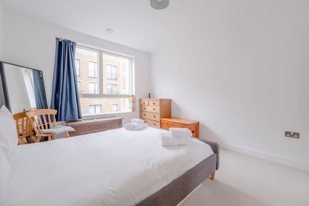 Фото Bright 2 Bedroom Maisonette Near Stratford