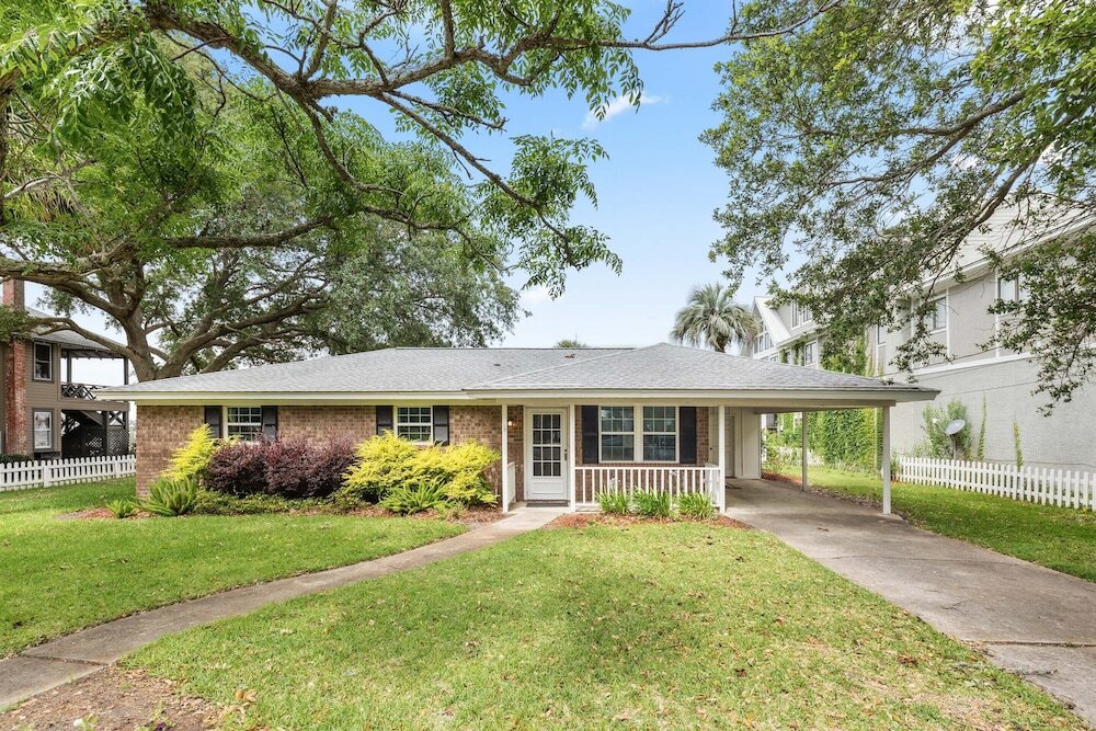 Фото 1401 Chatham Ave