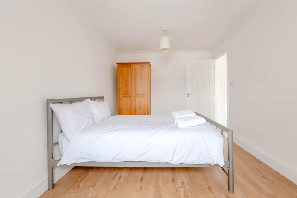 Фото Bright & Spacious 5bd House - Peckham
