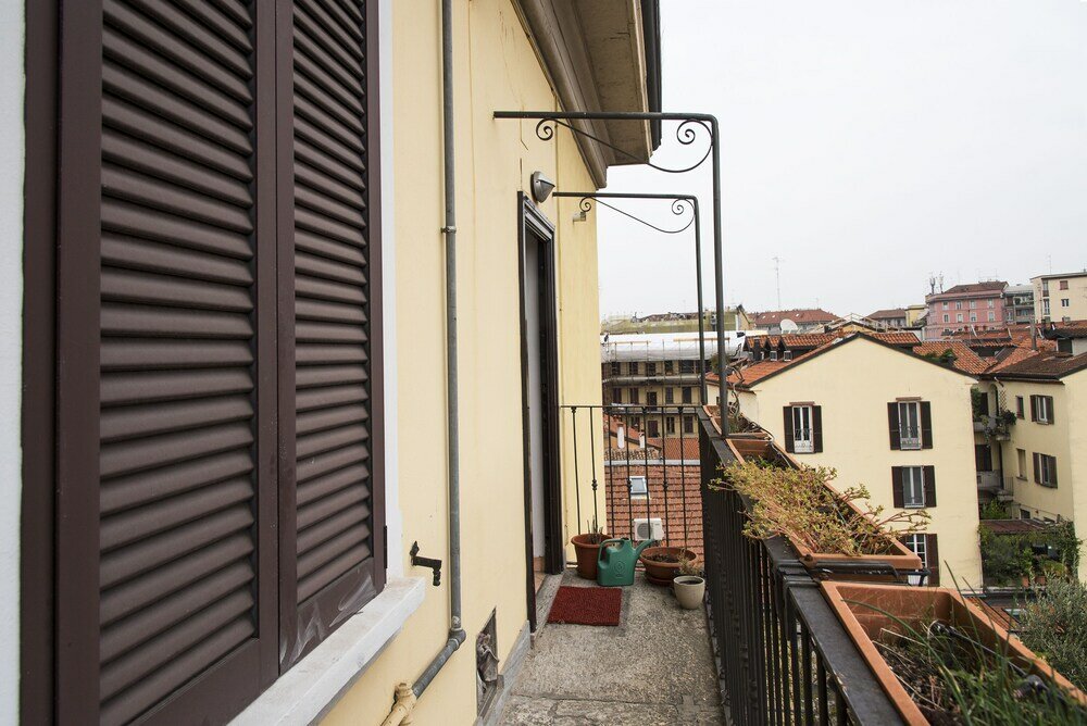 Фото Typical Apartment on River Naviglio Darsena