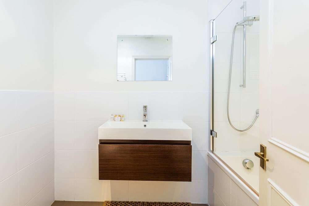 Фото Bright and Spacious Notting Hill Nest