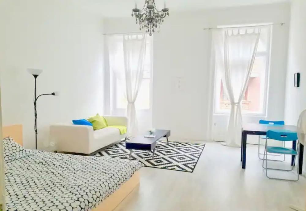 Фото Bright and Cozy - city center