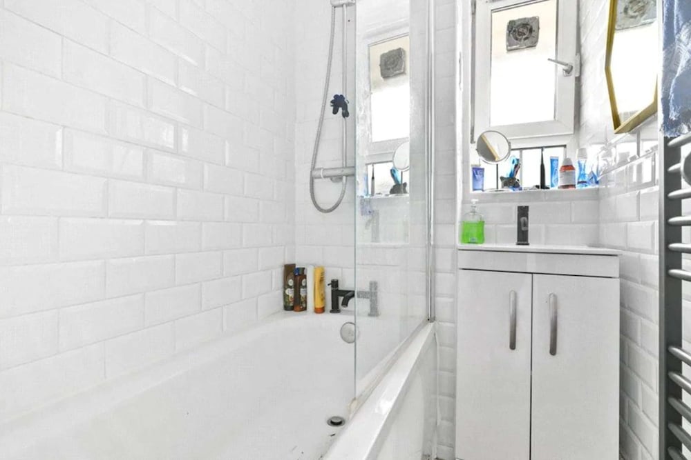 Фото Spacious 4 Bedroom Apartment in Bethnal Green