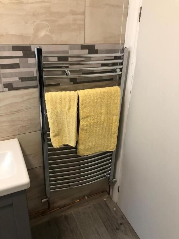 Фото Featherstone Court